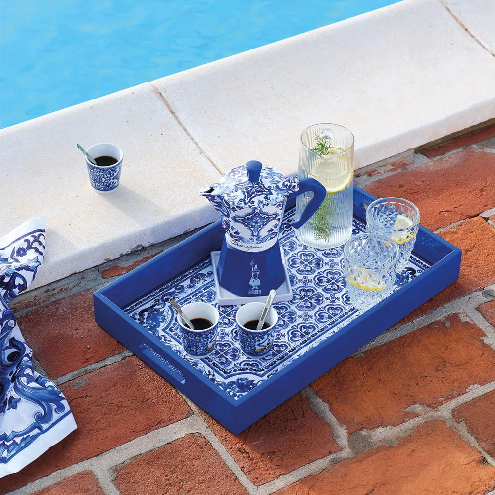 Bialetti Dolce & Gabbana Box Moka Express Blu Mediterraneo за 6 шолј.,3 порцелански шолјички и 3 сребрени лаж.