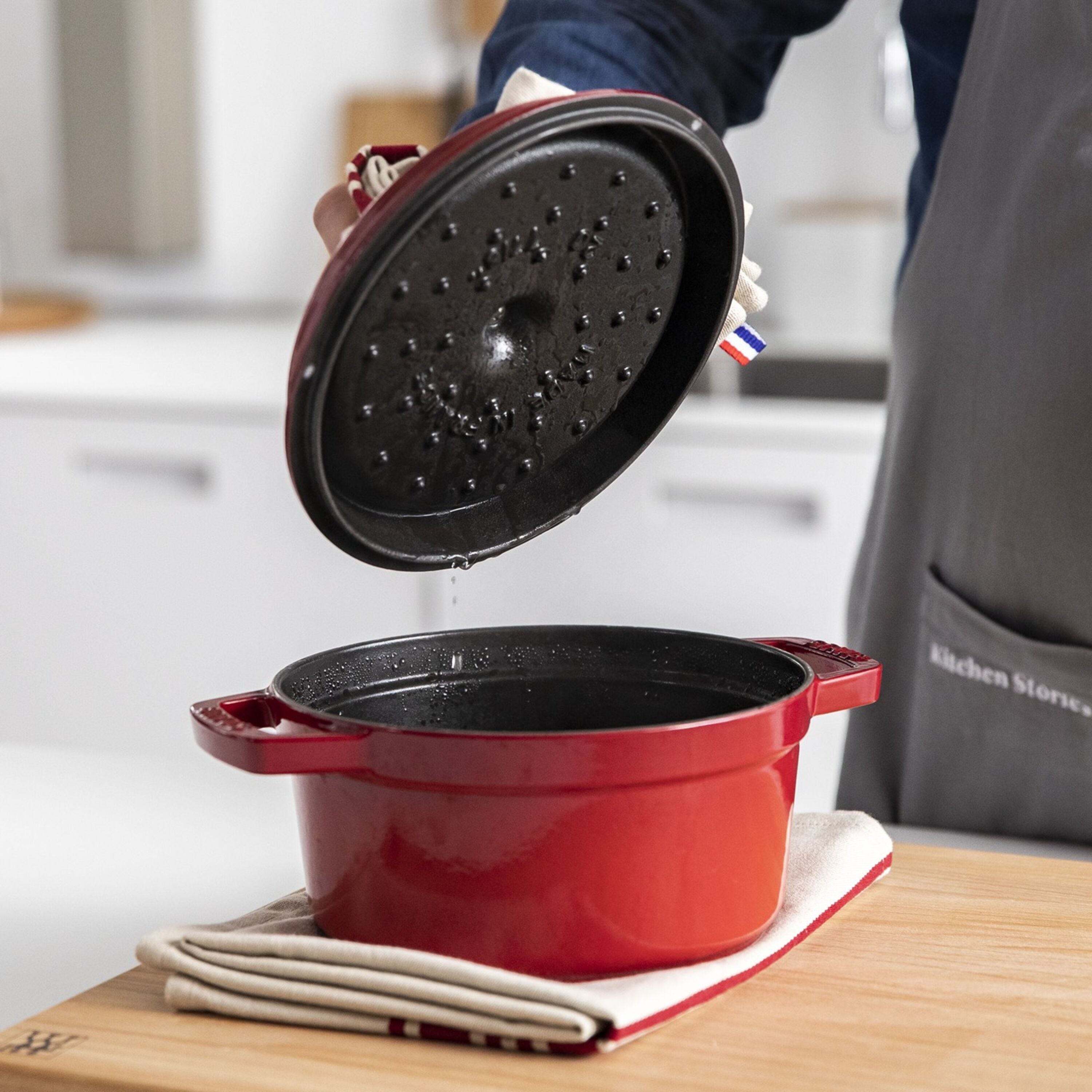 Staub La Cocotte 24 cm Cherry леано железно тенџере со капак
